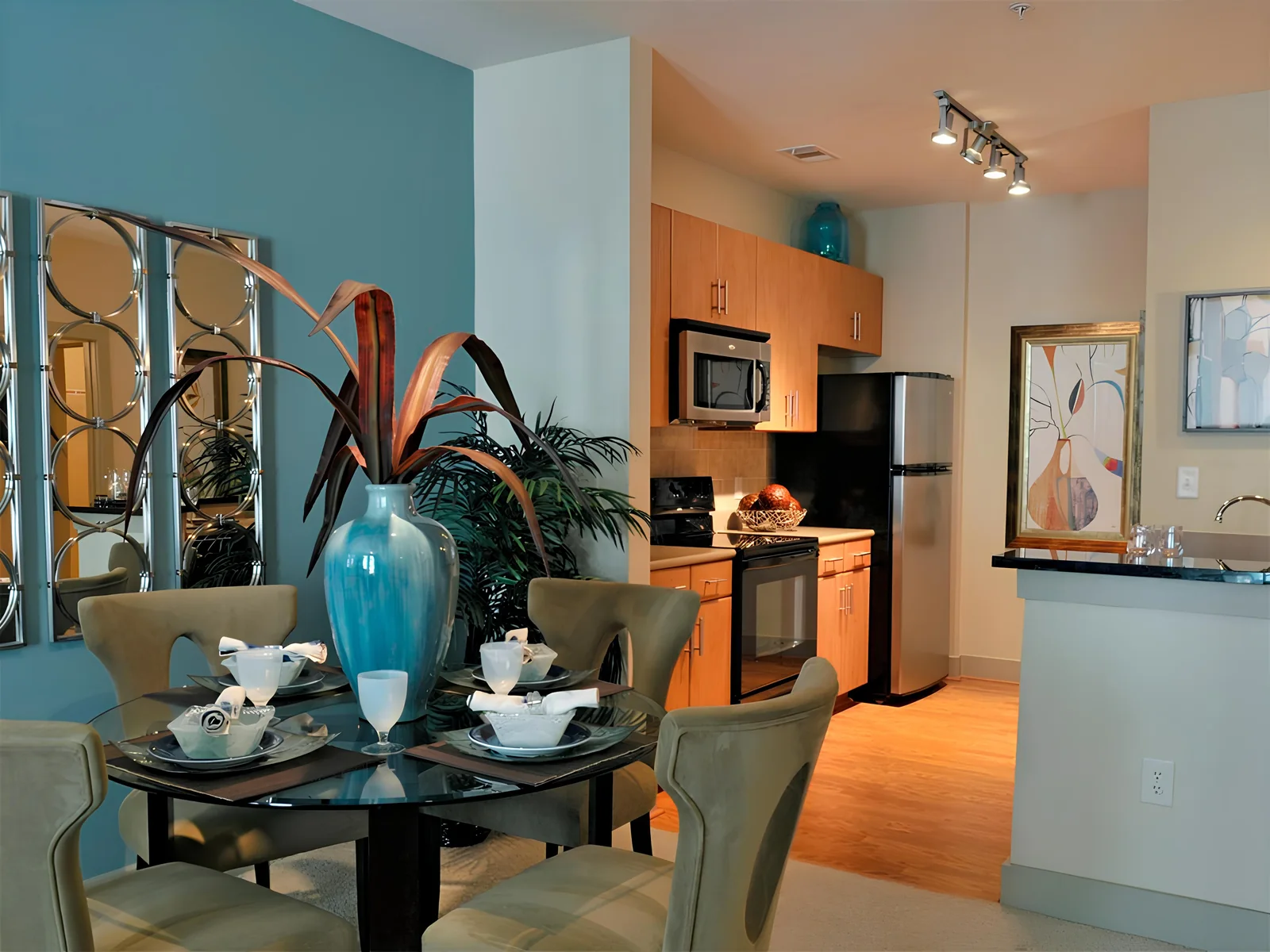 Light-filled living and dining space in an apartment